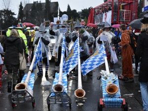 Karneval Mutzbacher Alphornbläser die Kölner im Karnevalszug in Voiswinkel Bergisch Gladbach Odenthal